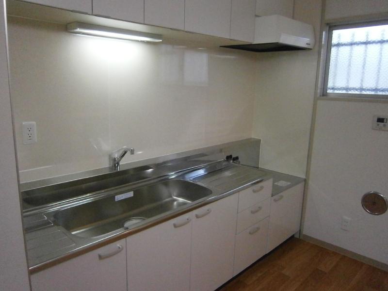 Kitchen. Large kitchen! Storage is also rich! !