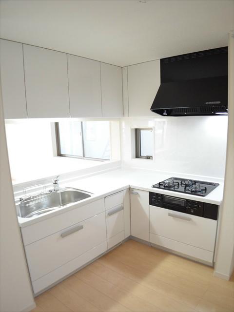 Kitchen. Happily cooking in the L-shaped kitchen