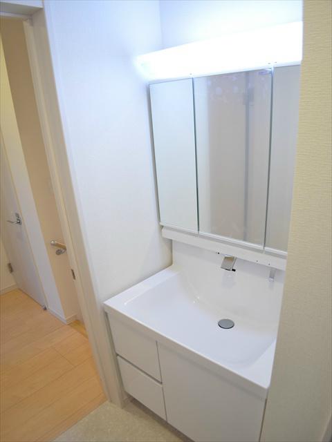 Wash basin, toilet. Also takes an active part in the morning of the dressing