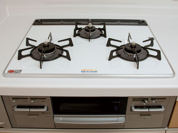 Kitchen.  [Three-necked gas stove] Since the subtle degree of fire regulation of dishes is will support the sensor, Kitchen work is Hakadori. So that even with a variety of safety features, Cooking also peace of mind of the child. Also, Flat top plate is easy to wipe who lost irregularities, Smooth to clean. Gotoku and grill is also clean wash not bear a removable easy.
