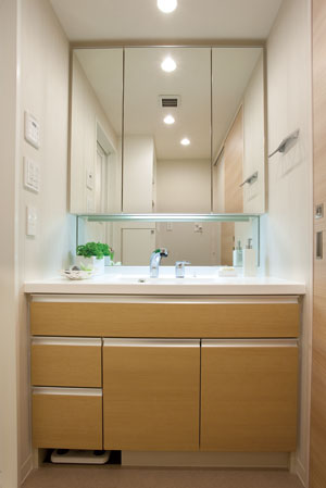 Bathing-wash room.  [Powder room stuck to the comfort and cleanliness] Adopt a bowl-integrated counter that eliminates the seam of the bowl and the counter. It is clean and beautiful appearance, Care is also easy.