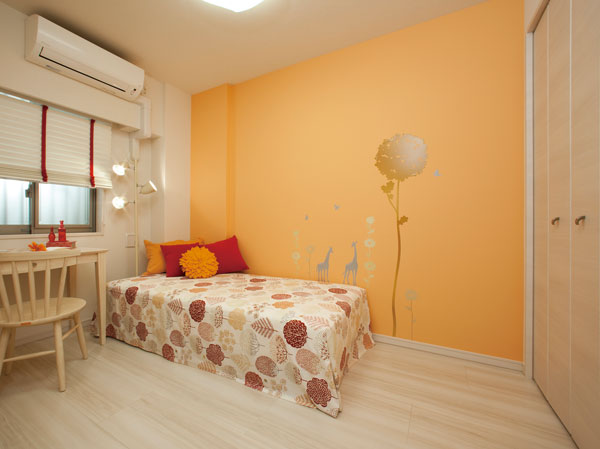 Interior.  [Western-style (2)] Suitable Western-style to the children's room (2). Since the closet with depth is installed, You Katazuki and refreshing is in the room. (More than the published photograph of the model room E2 type)