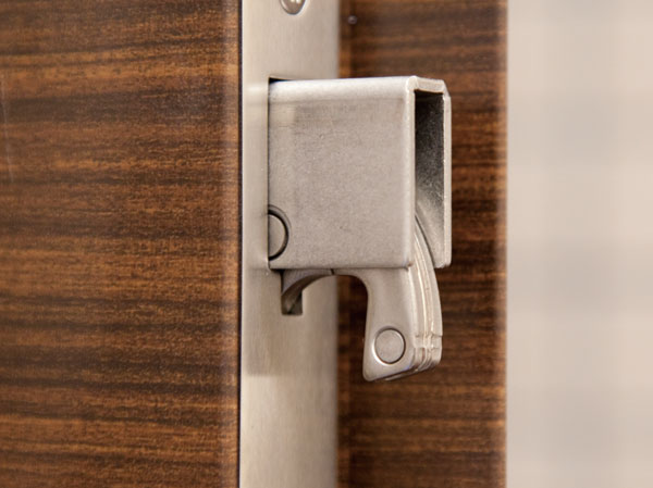 Security.  [Sickle dead bolt] Since the dead bolt has become sickle, Less likely to be out of a lock in an attempt to pry at the bar, etc., It is hard to structure that is incorrect lock.