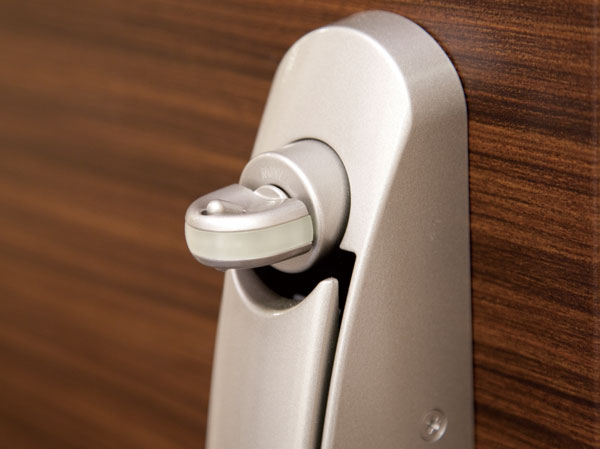 Security.  [Crime prevention thumb turn (switch type thumb)] To the modus operandi of "thumb turning" to unlocking by turning a certain thumb turn on the inside of the front door, And it exhibits a high crime prevention.