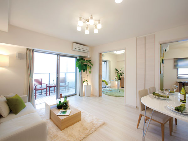 Room and equipment. From the south-facing opening, Living room light and wind pours plenty ・ dining. Spread the whole family smile, We full of bright and airy. Is face-to-face in the kitchen that can talk with your family and guests in your living room while cooking, It will produce more fun cooking time. (E2 type model room)