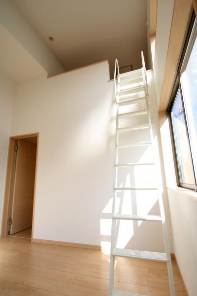 Non-living room. Loft with Western-style!