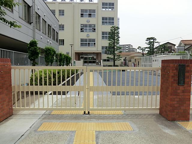 Junior high school. 800m to Adachi fourth junior high school