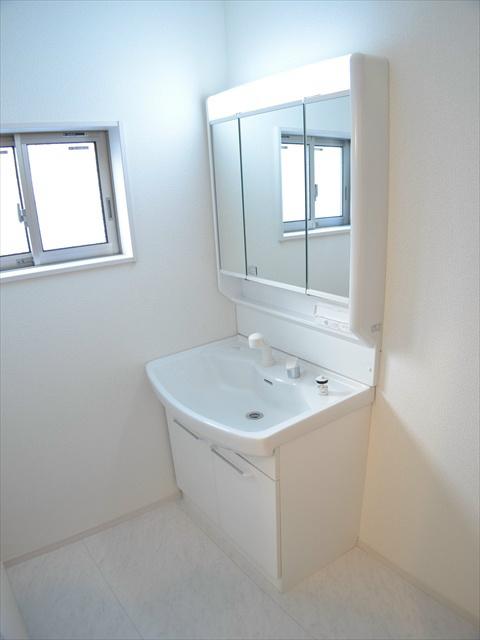 Wash basin, toilet. Fun dressing in a three-sided mirror