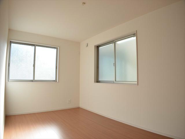 Non-living room. Bright two-sided lighting Western-style