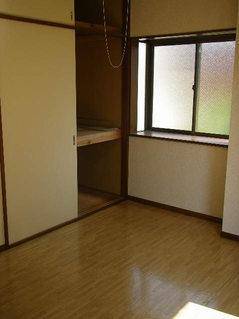 Receipt. There is a bay window on the south side