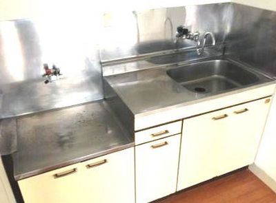 Kitchen. 2-neck Gasukitchin Storage space