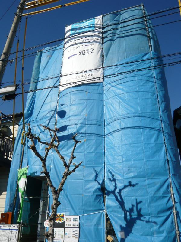 Local appearance photo. It is steadily work in progress toward completion. Now it has also stairs. Up to the third floor you can visit. There is a good time from now to check the structure of the complete front of the building. Since it is in the weekend tours held, Please have a look on this occasion.