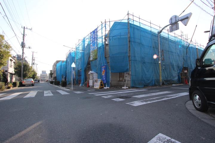 Local photos, including front road. It is building completion of framework! (2013 December shooting)