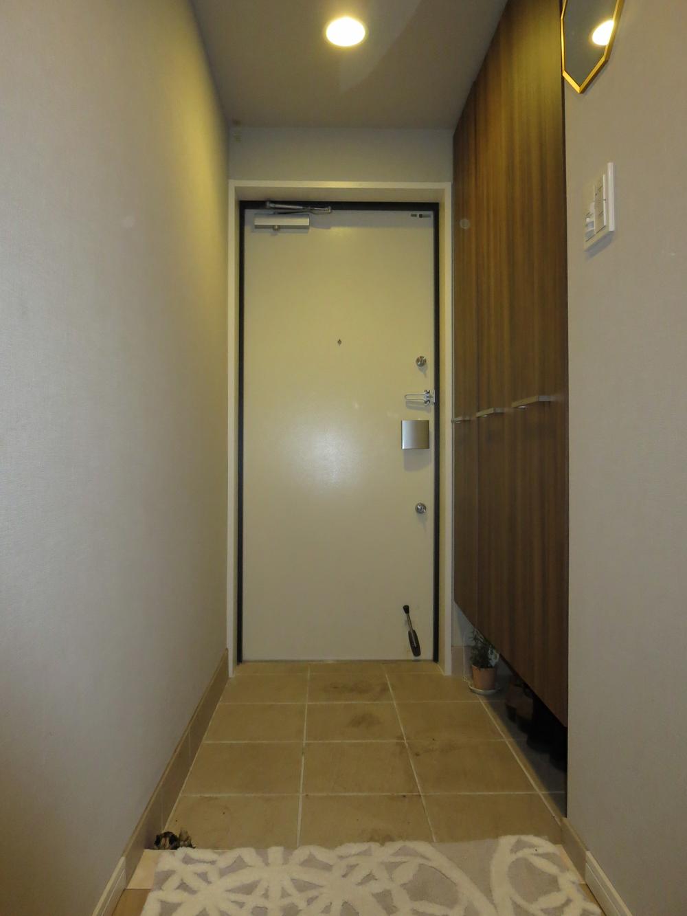 Entrance. Entrance to footwear input there are three columns
