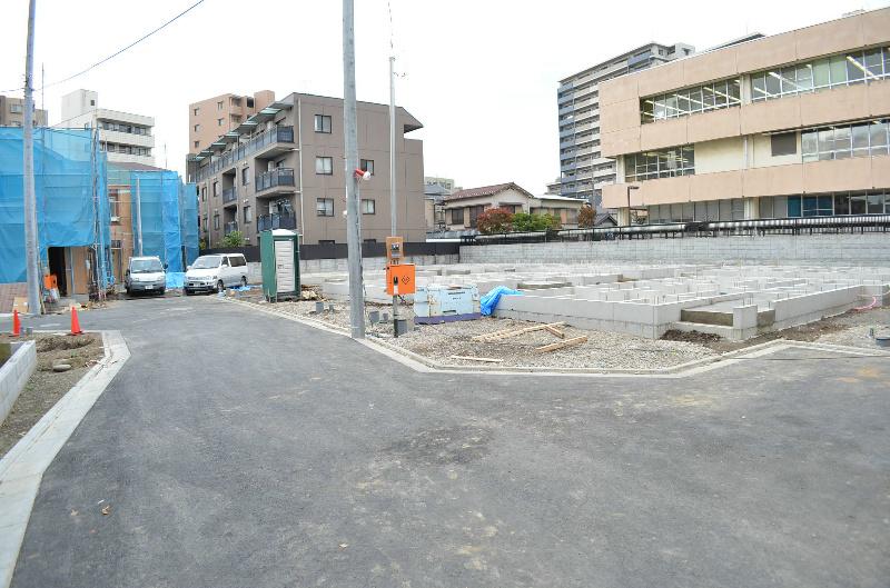 Local photos, including front road. 11-minute walk from Umejima Station