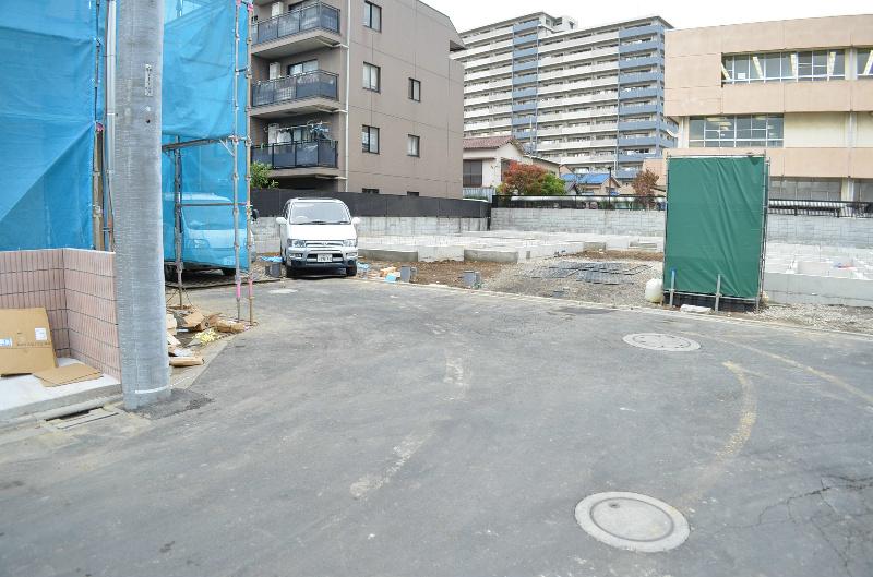 Local photos, including front road. Road of 5m width