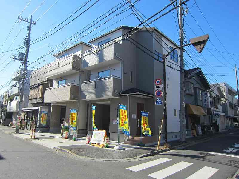 Local appearance photo. Local (12 May 2013) Shooting