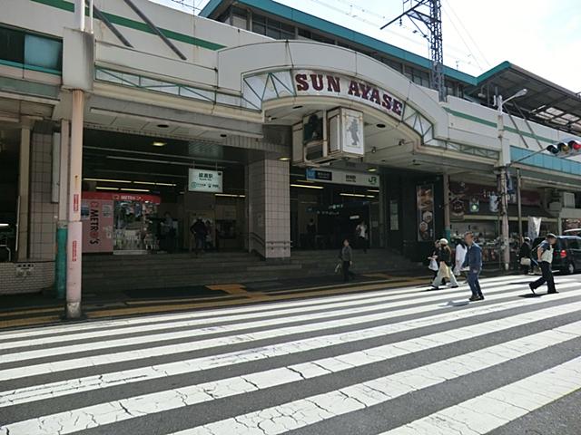 station. It is the starting station of 1010m Chiyoda line to Ayase Station. 