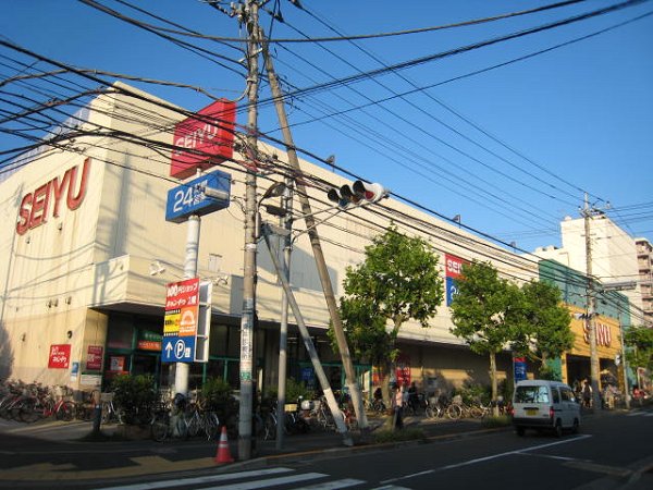Supermarket. Seiyu to (super) 382m