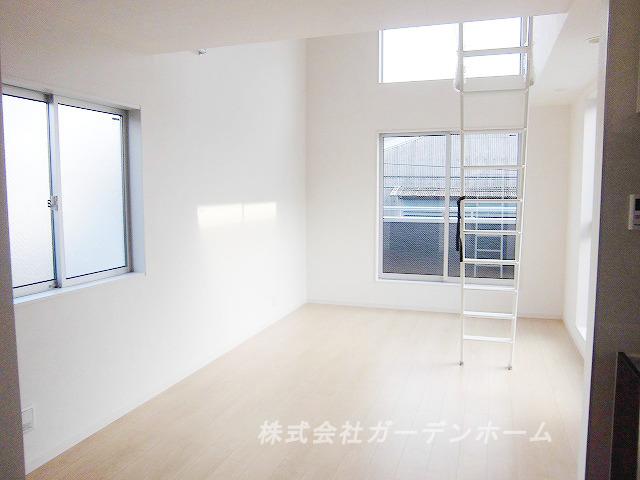 Model house photo. A nice living room where the light is plugged into the day !! (model house)