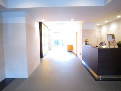 Entrance. Front (concierge counter)