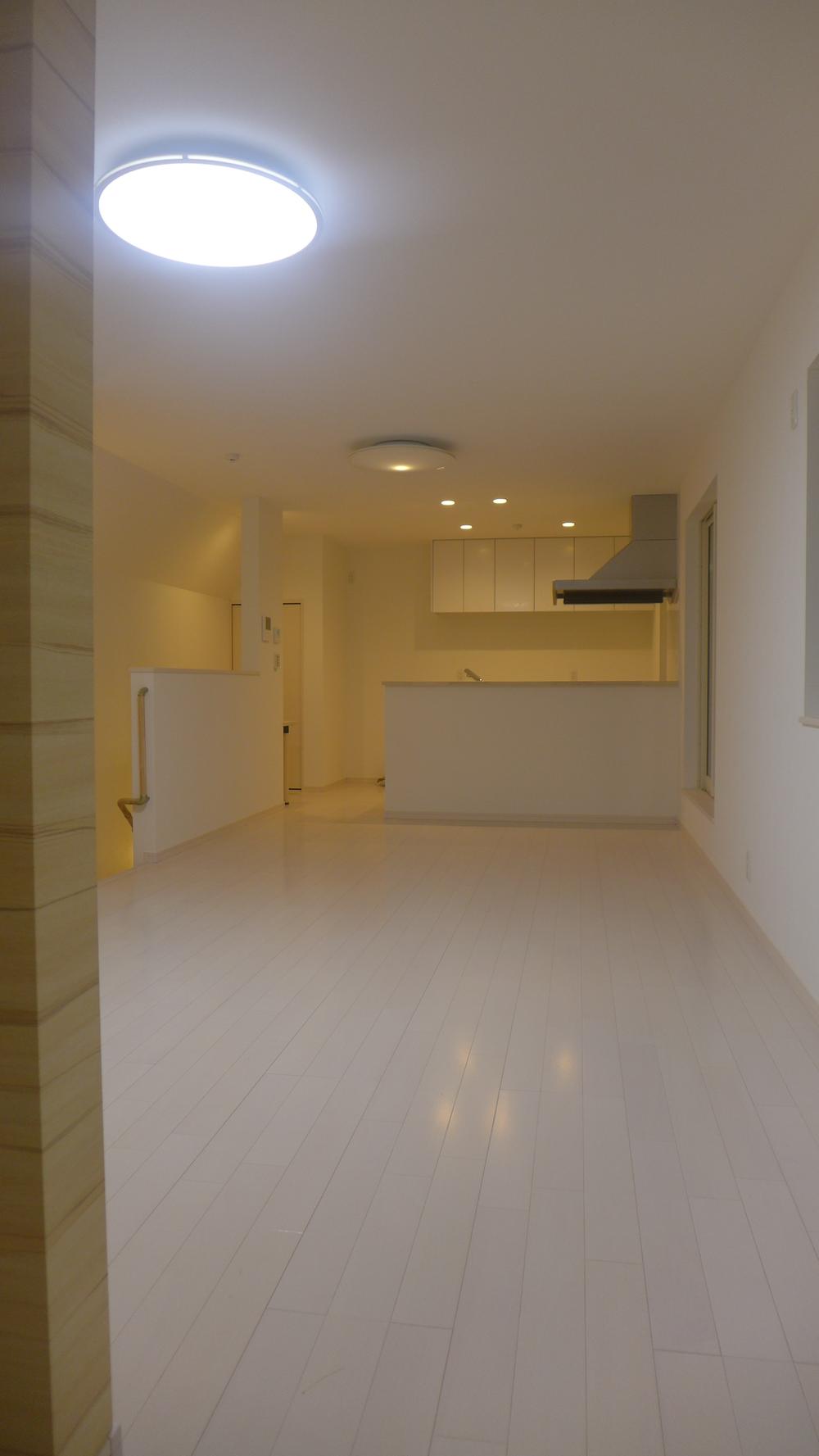 Living. Spacious 20 quires living