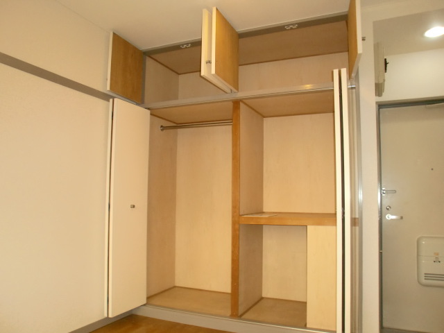 Receipt. Closet and the closet is divided.