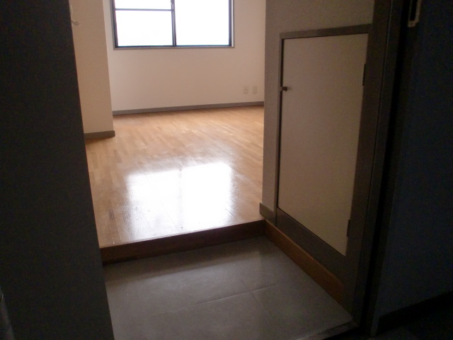 Entrance. There cupboard