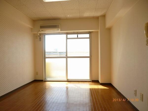 Living and room. Sunny!