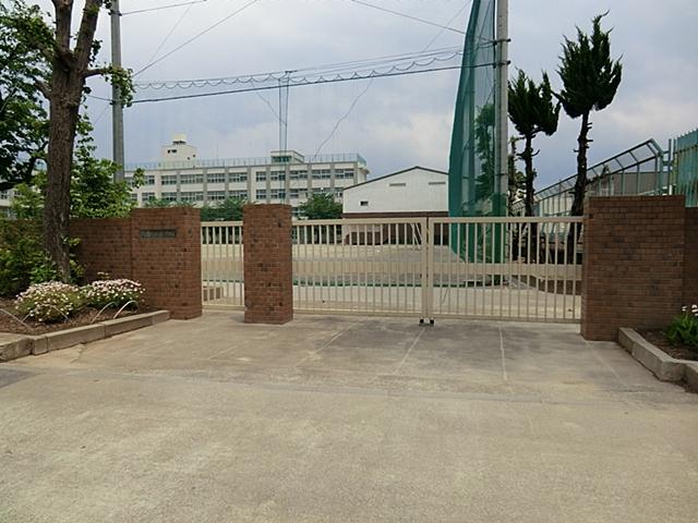Junior high school. 1000m to Adachi eighth Junior High School