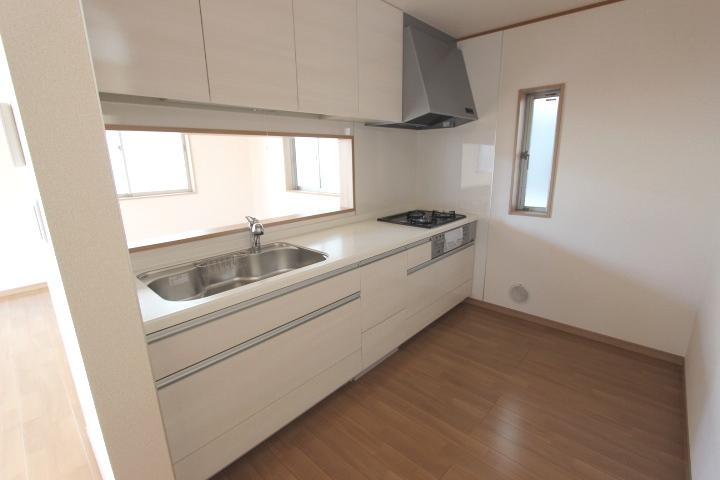 Kitchen. Even while the dishes, Face-to-face kitchen where you can enjoy a conversation with your family. Indoor (12 May 2013) Shooting