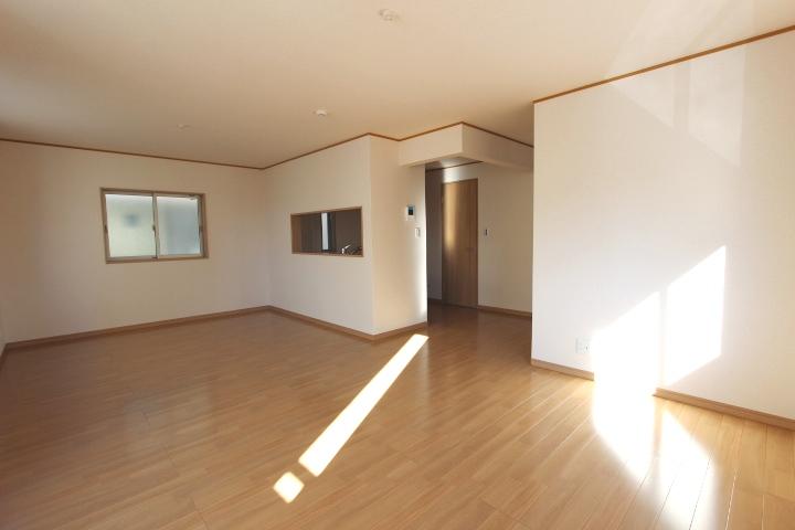 Living. Popularity of living in stairs to child-rearing generation. Children once, By passing through the living, The connection of the family to cherish plan that employs a "living-in stairs". Indoor (12 May 2013) Shooting