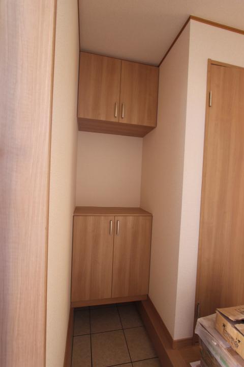 Receipt. Entrance storage of warm impression in woodgrain.