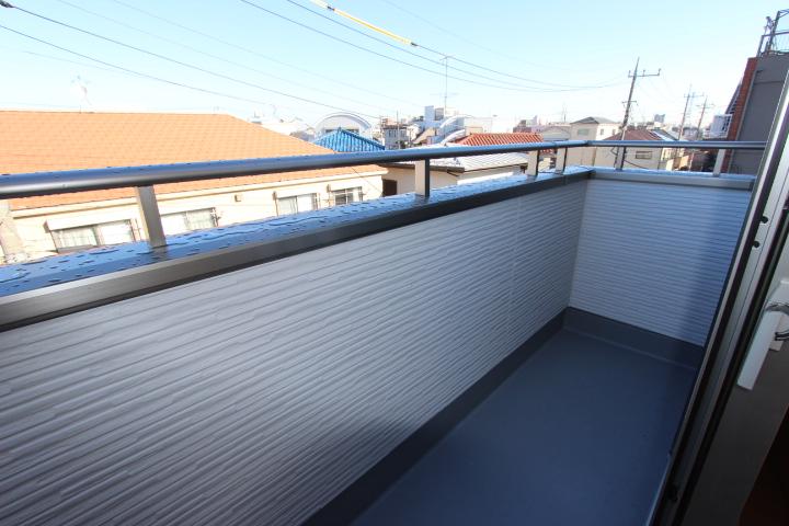 Balcony. Basin on the second floor, bathroom ・ Kitchen set, A wide balcony, Laundry work also smooth. Basin on the second floor, bathroom ・ kitchen ・ Balcony set, Laundry work also smooth. Local (12 May 2013) Shooting