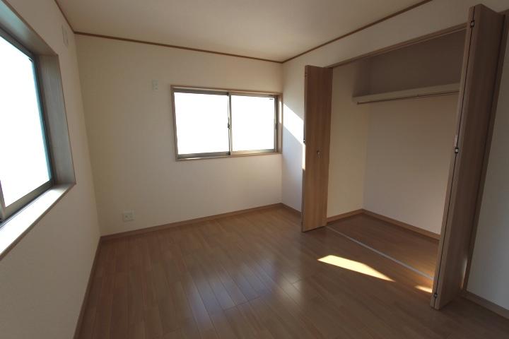 Non-living room. The larger of the closet on the second floor of the living room, It is installed respectively, Children are also likely to be able to self-reliance to storage. Indoor (12 May 2013) Shooting