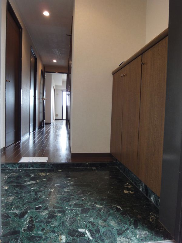 Entrance. Large shoe box