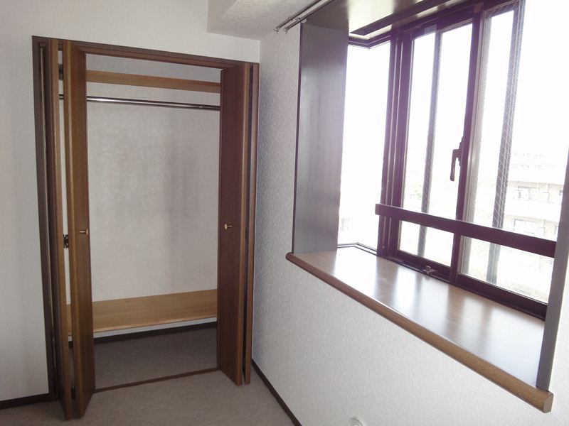 Other room space. The room in the middle with a bay window