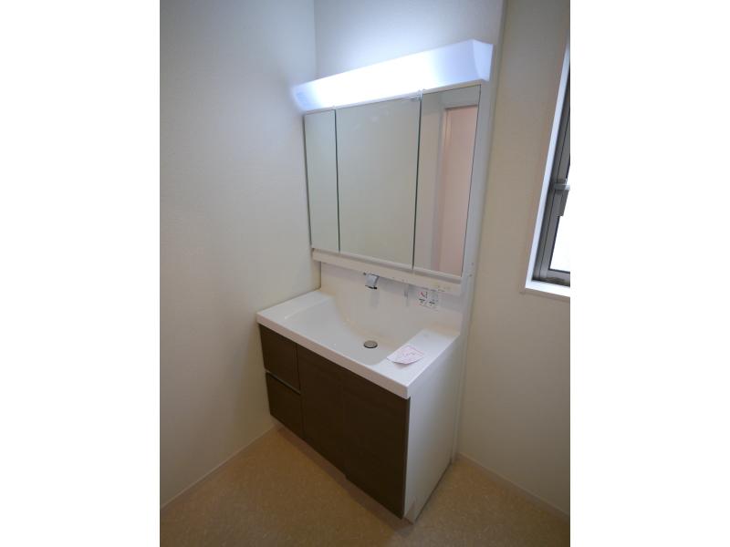 Wash basin, toilet. Vanity (Building 2)