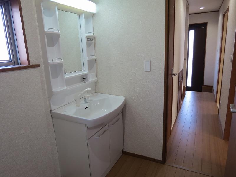 Wash basin, toilet. Building 2 Washroom