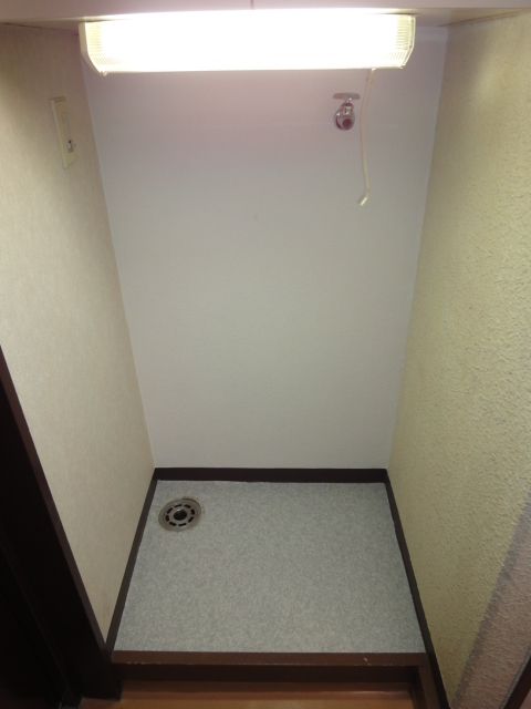 Other room space. Entrance next to the washing machine yard