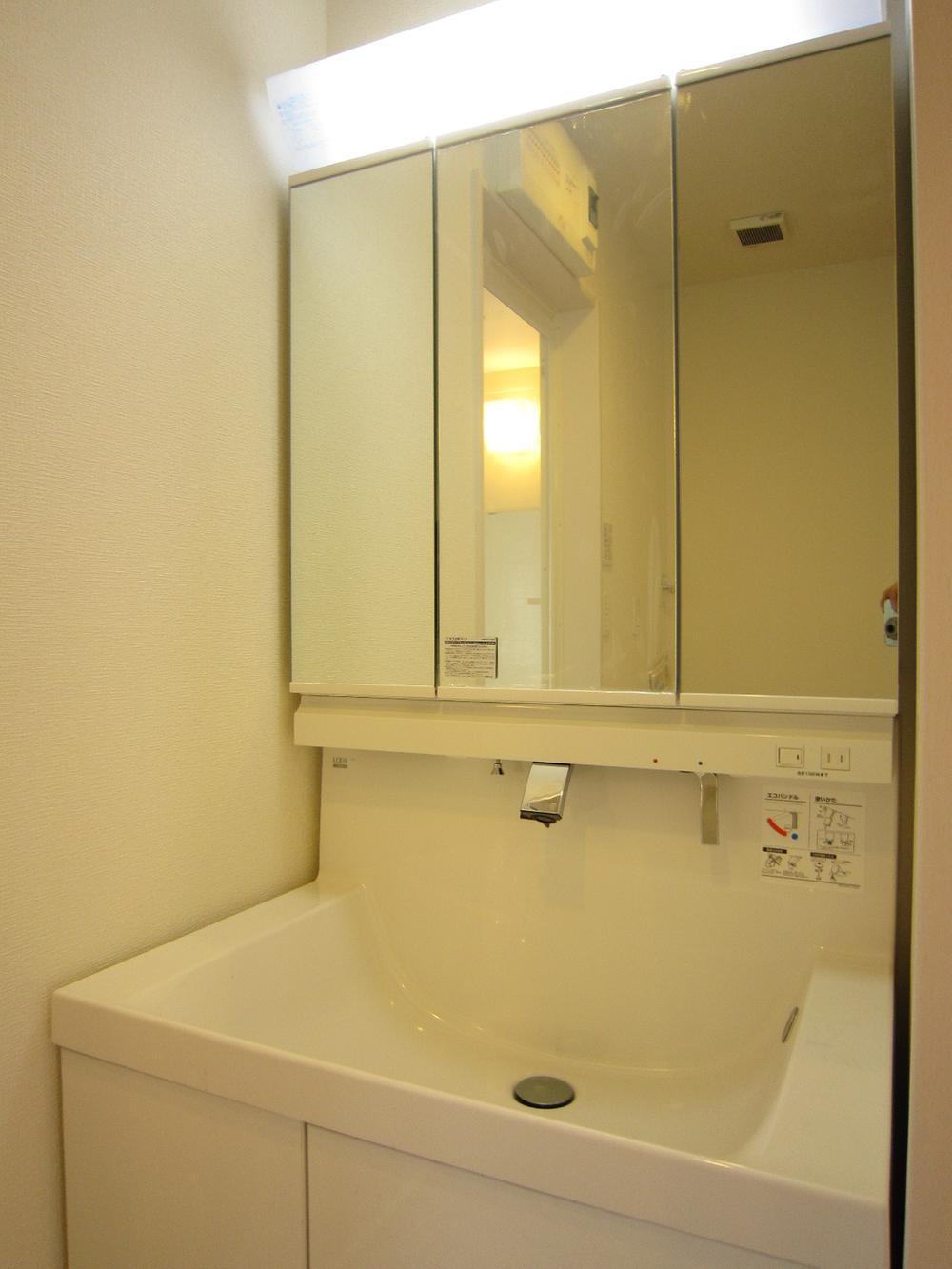 Wash basin, toilet. 1 Building room (October 2013) Shooting