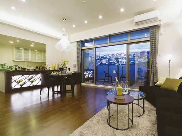 Emphasize the sense of openness was adopted "center open sash" LD