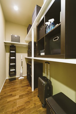 Walk-in closet (corridor) bedding for the family share of those and visitors, Convenient to put away and everyday frequently use cleaner