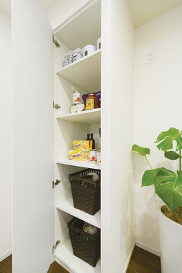 Directions to the model room (a word from the person in charge)