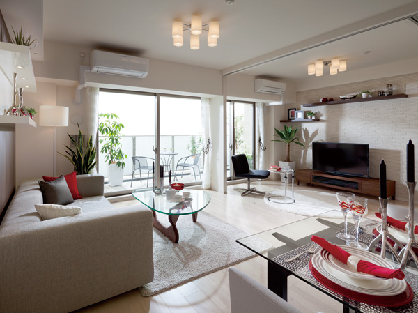 Living.  [living ・ dining] It would not be more richly the family of the time by designing the partition of space to flexible. EC type, Rather than partitioning the complete space, It is rich install the shared space of the family. (Model Room EC type ※ Including paid option / Application deadline Yes)