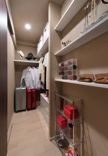 Receipt.  [Multi-closet] Providing a flow line in two places, Large storage in consideration for the user-friendliness of the family. Clothing not only, It can accommodate a variety of things from a large carry back to the vanity.