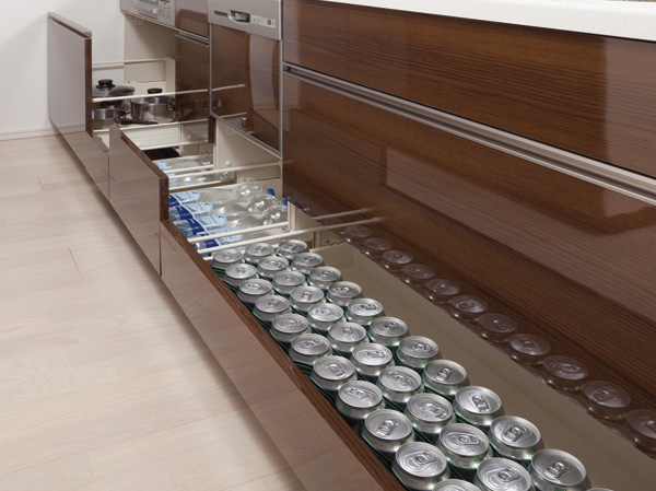 Kitchen.  [Width wood storage] Width wood storage that was used without waste to the bottom of the kitchen. It is also useful for storage of preserved food, etc..