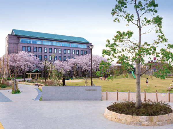 Surrounding environment. Senjuohashi Sakura Park (a 3-minute walk / About 230m)