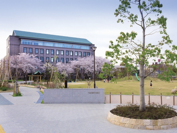 Senjuohashi Sakura Park (a 3-minute walk / About 230m)