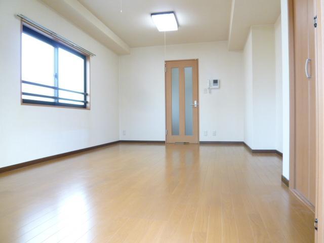 Other room space. Speed of the optical fiber is up and down both maximum 100MPPS